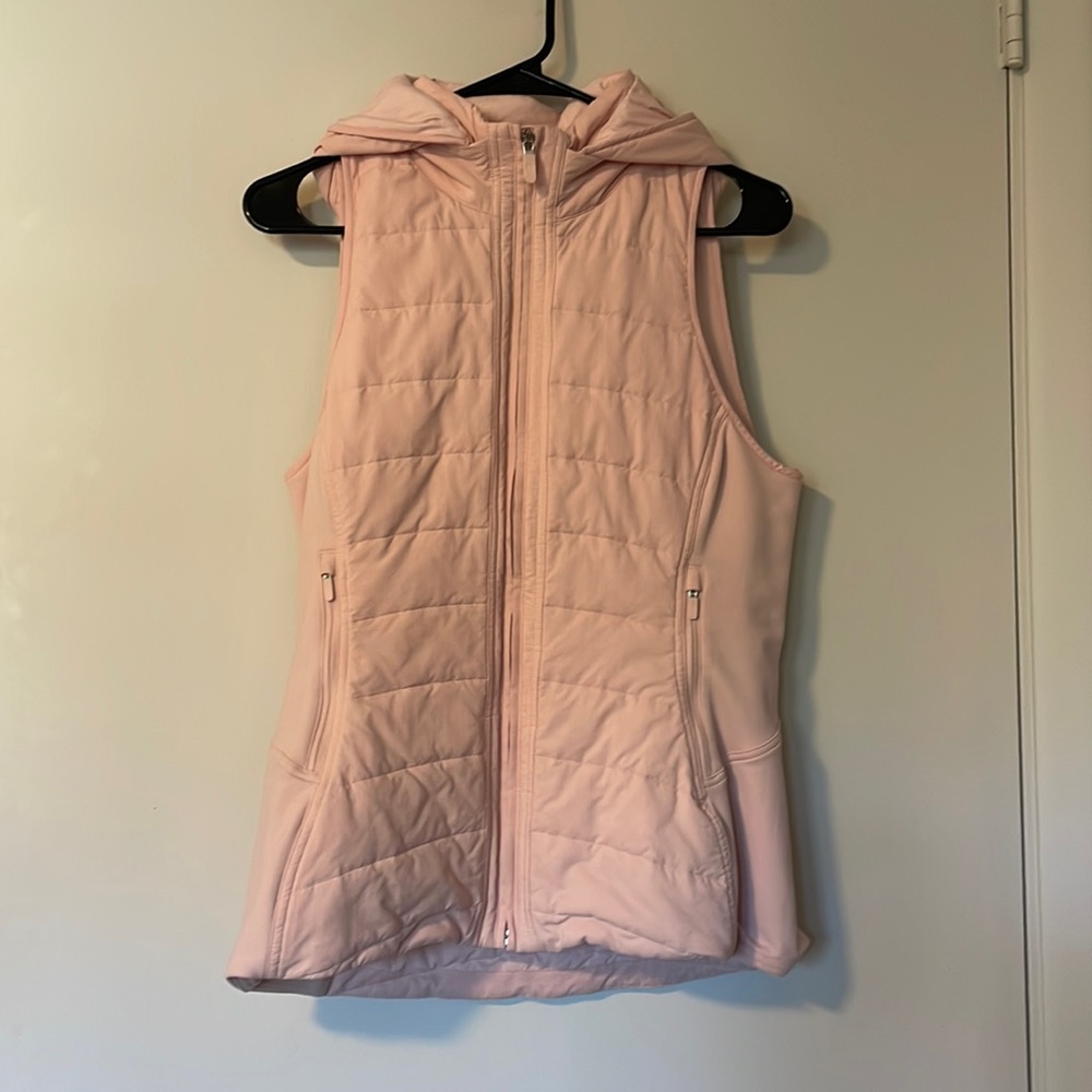 Lululemon vest with detachable hood, worn with no defects